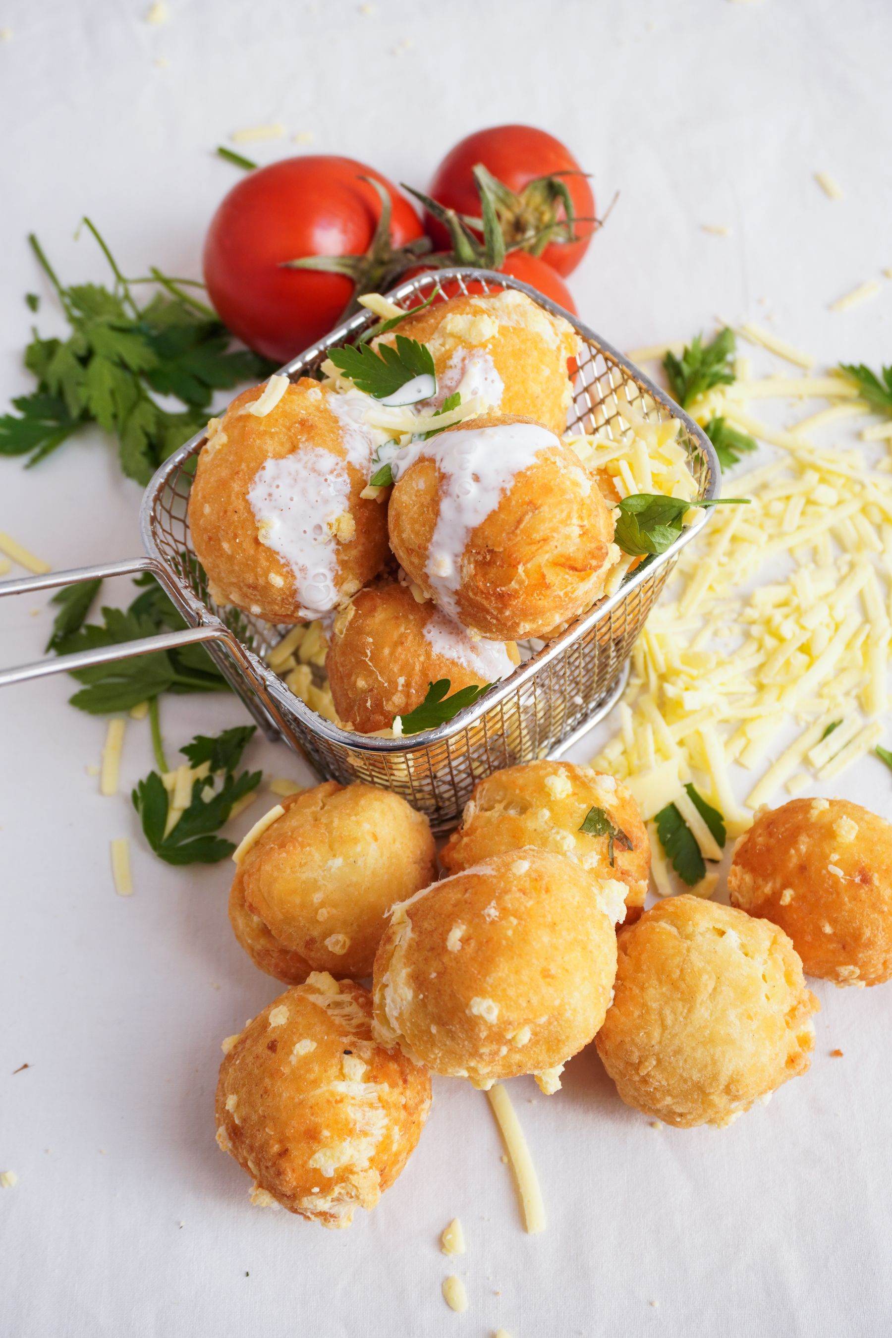 Bocconcini dorati in un cestino, con pomodorini e rucola