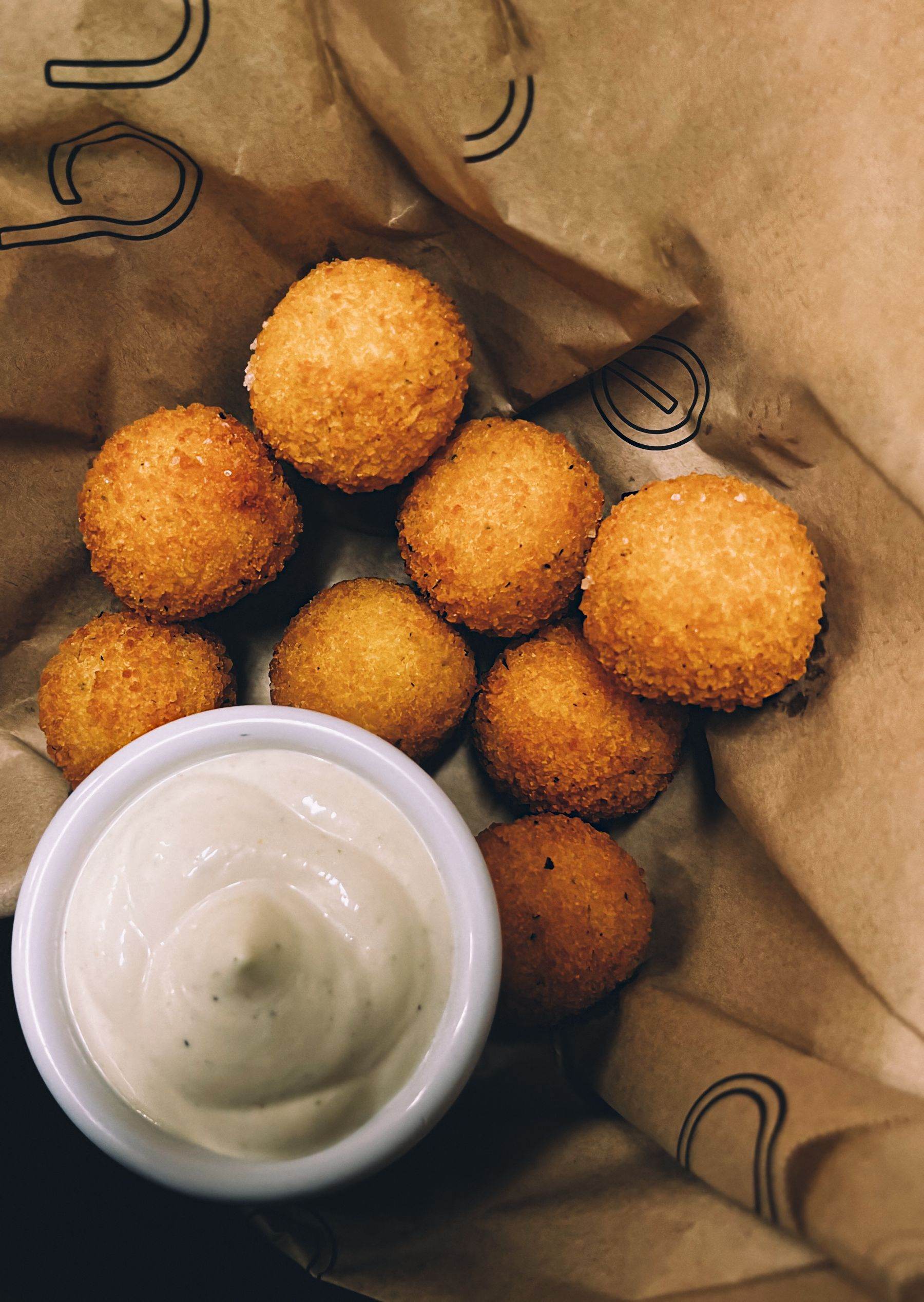 Bocconcini dorati con una coppetta di salsa bianca