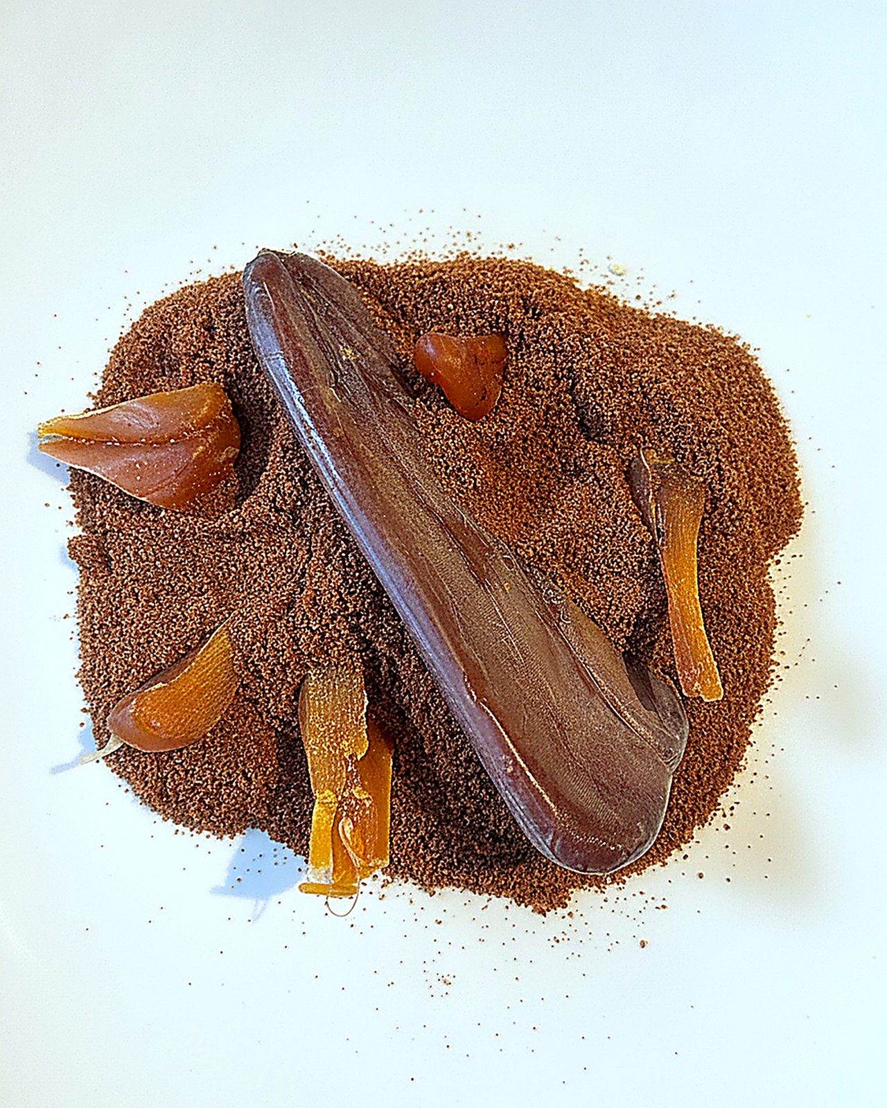Bottarga di muggine intera, su un letto di bottarga grattugiata