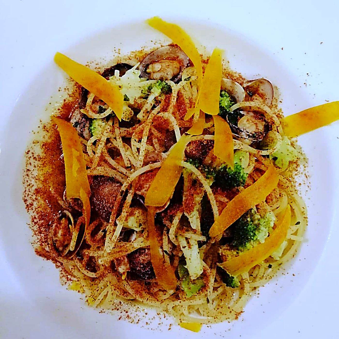 Un piatto di spaghetti con la bottarga