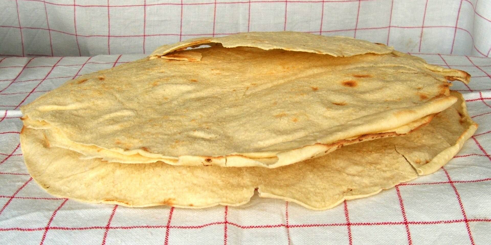 Pila di pane carasau su un canovaccio a quadri