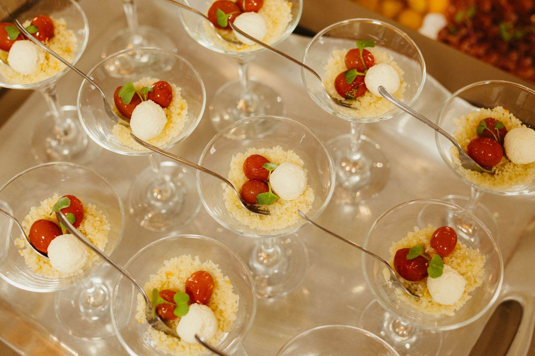 Coppe di vetro con cereali, pomodorino e una perla di mozzarella