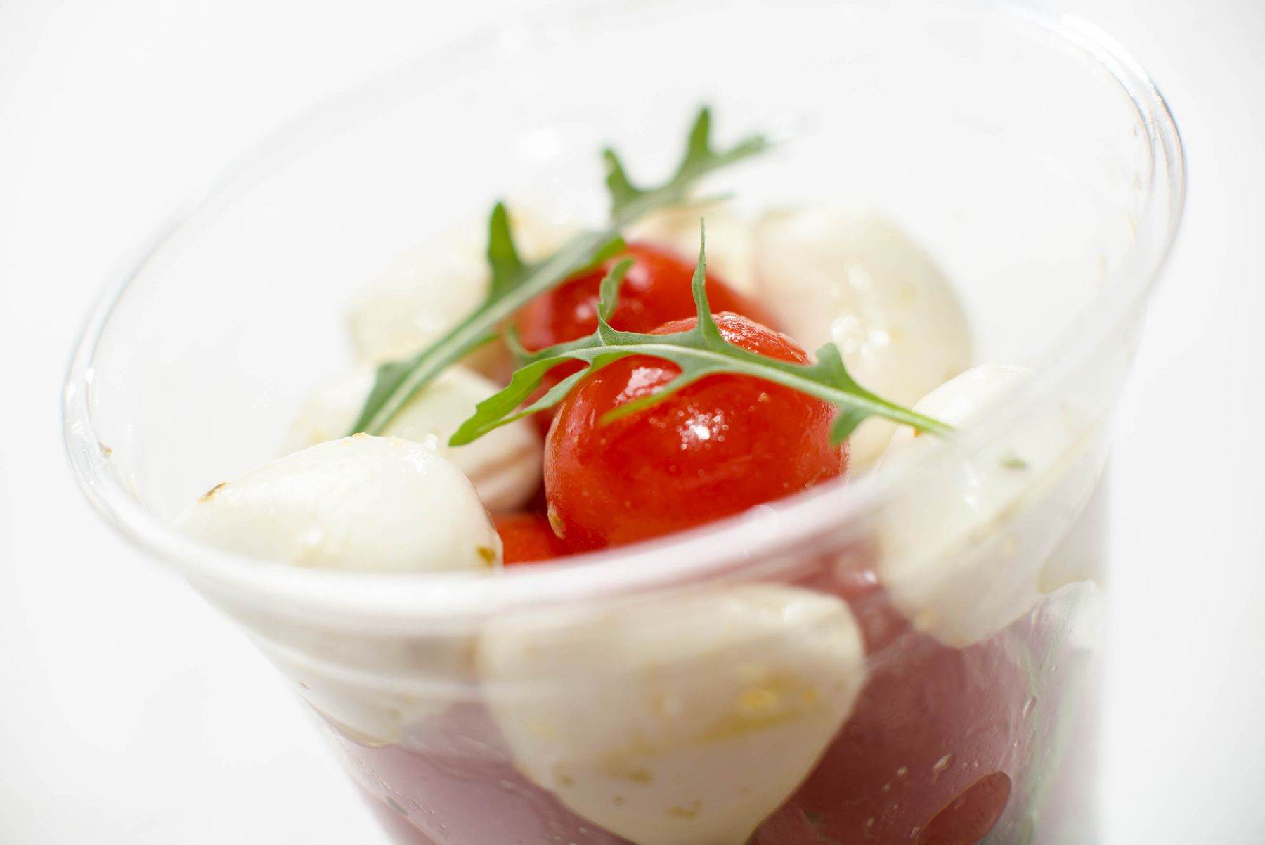 Coppetta con mozzarella, pomodorino e rucola
