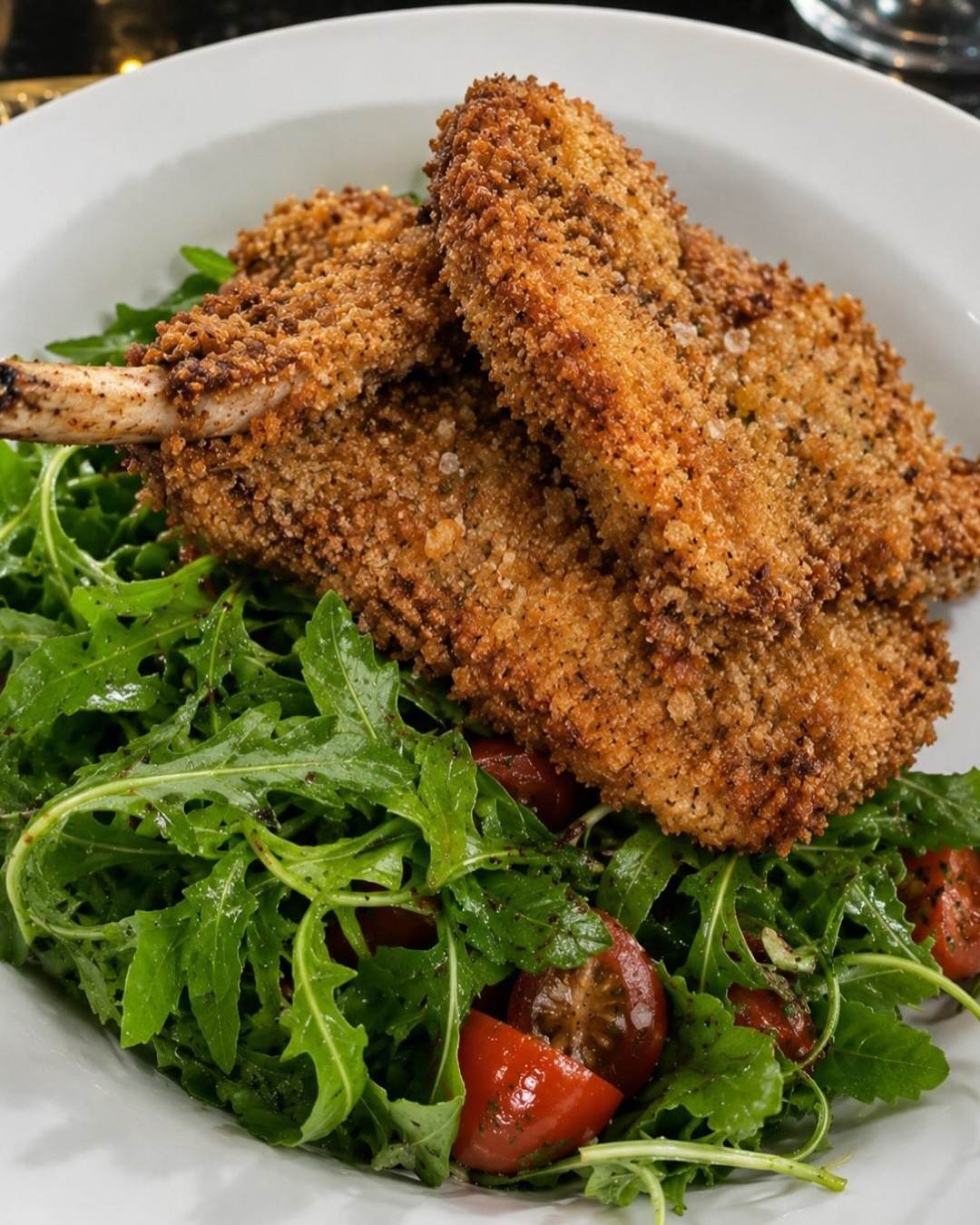 Cotoletta con rucola e pomodorini