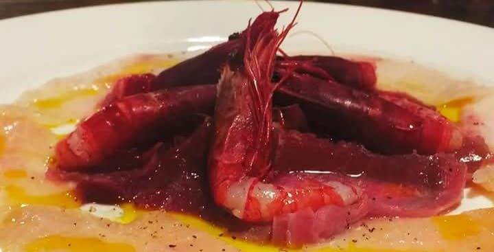 Gambero rosso crudo, olio e sale, su un piatto