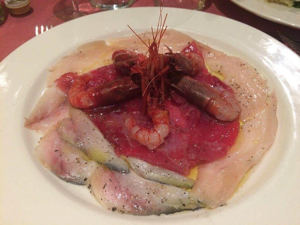 Crudo di gambero rosso con fettine di pesce bianco
