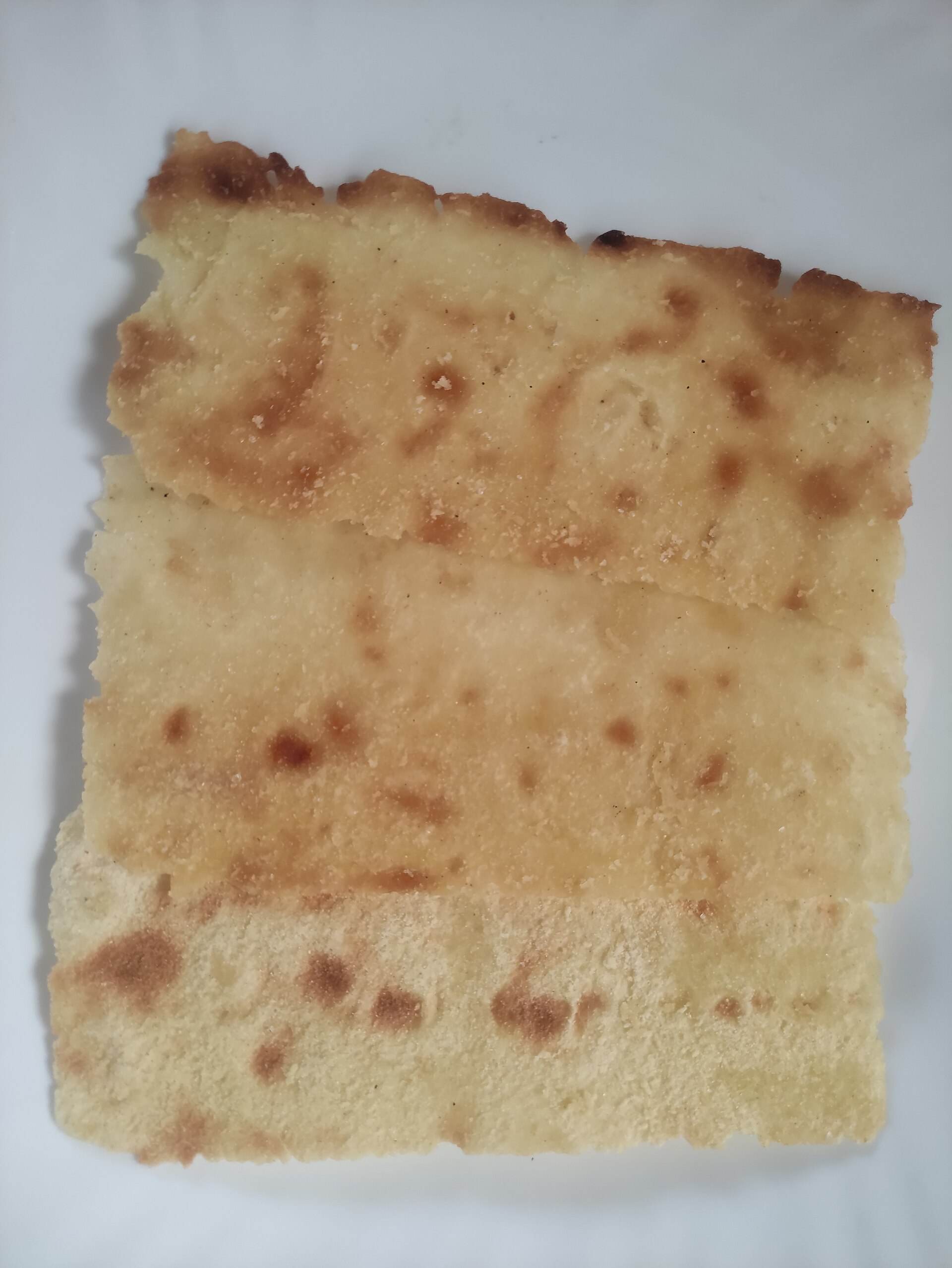 Pane guttiau, il carasau condito e passato al forno
