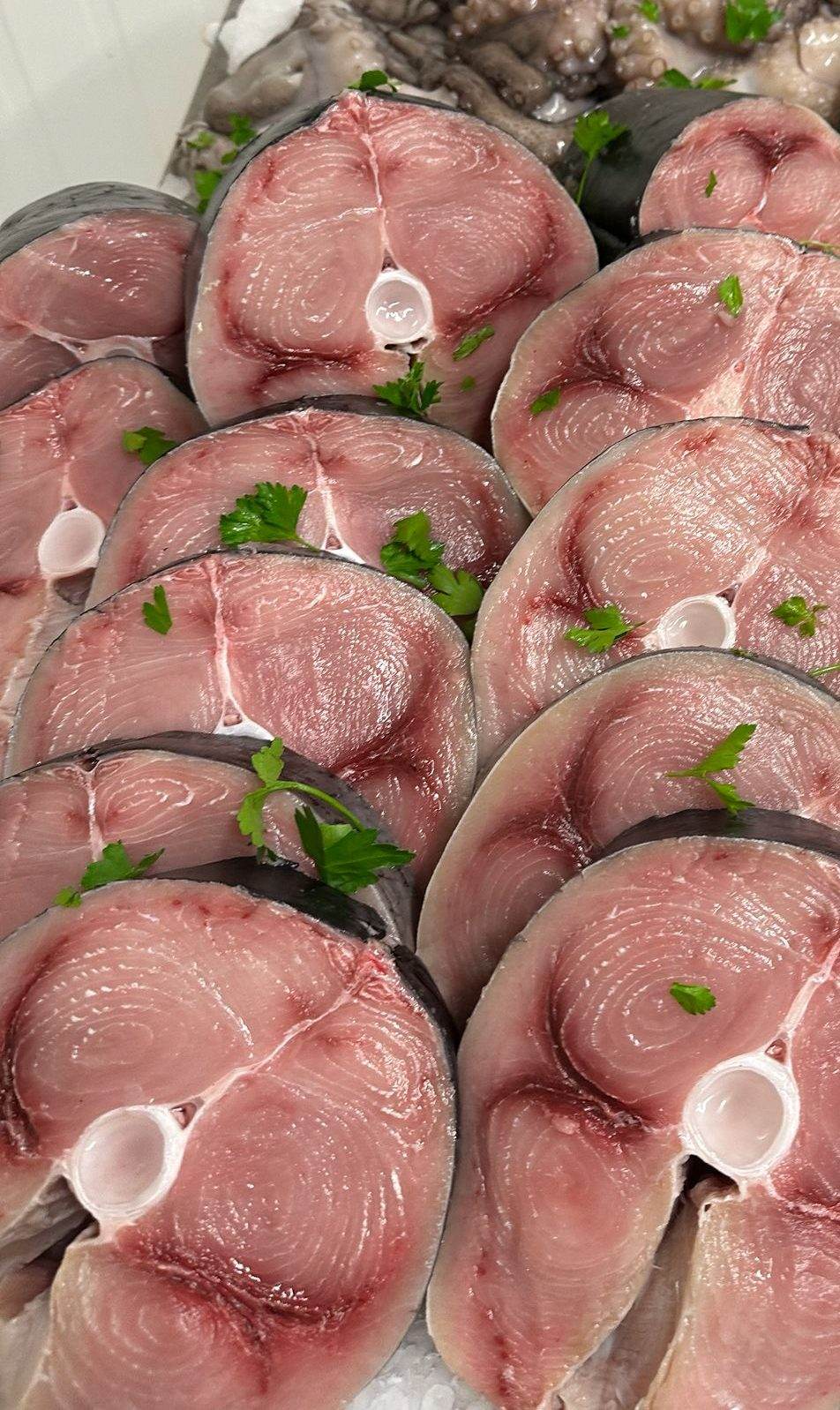 Tranci di pesce fresco con il prezzemolo