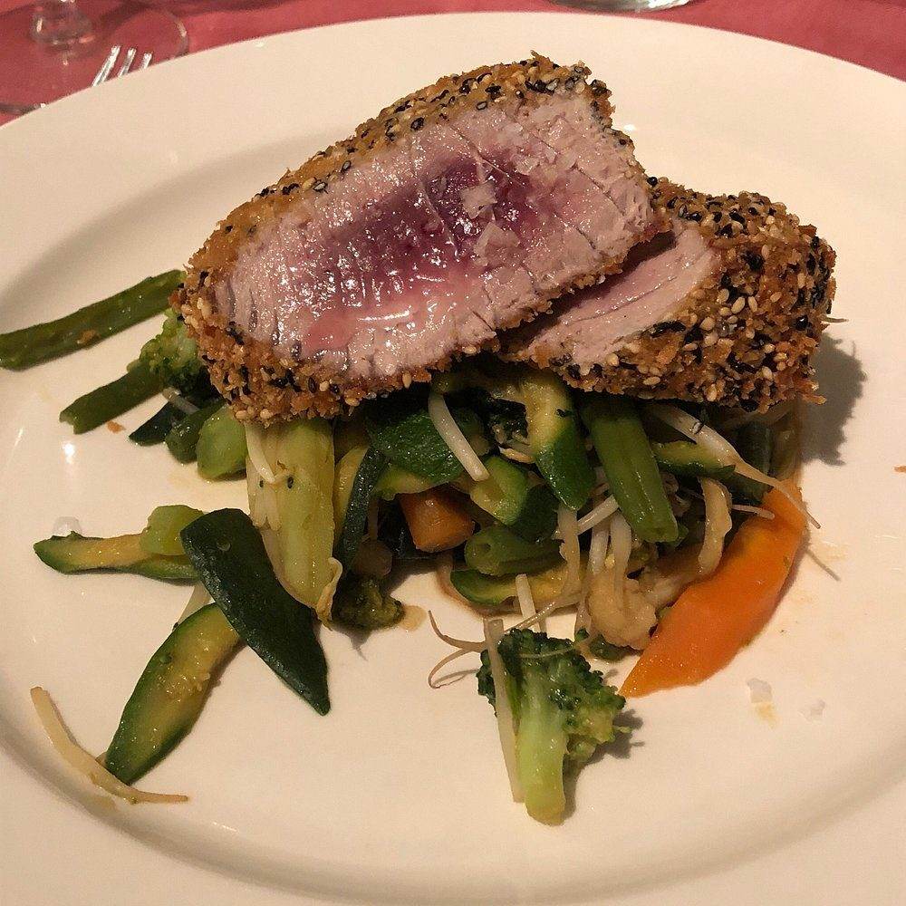Tonno rosso in crosta di sesamo con le verdure